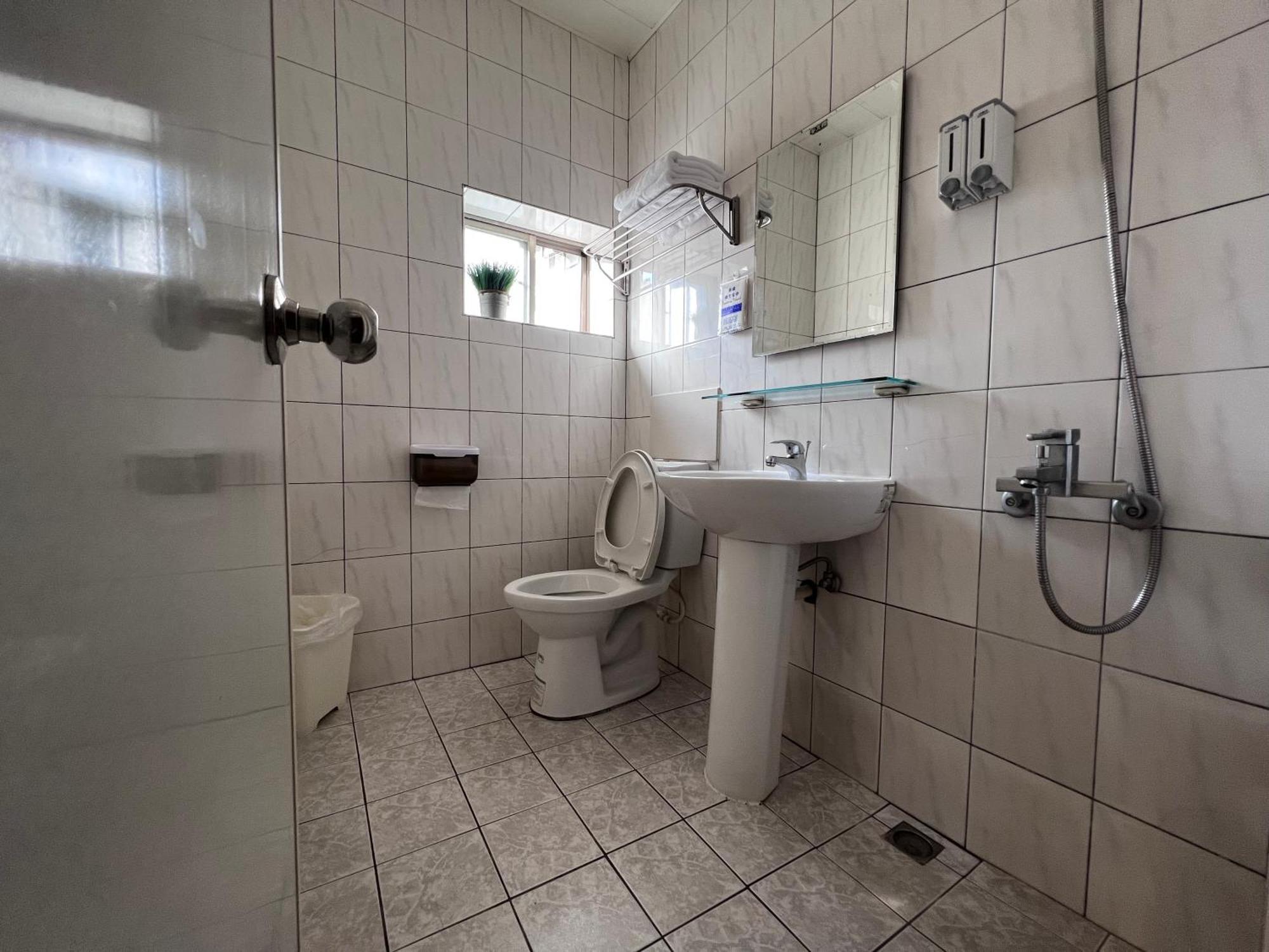 微趣 Wechill Hotel Тайнан Екстериор снимка